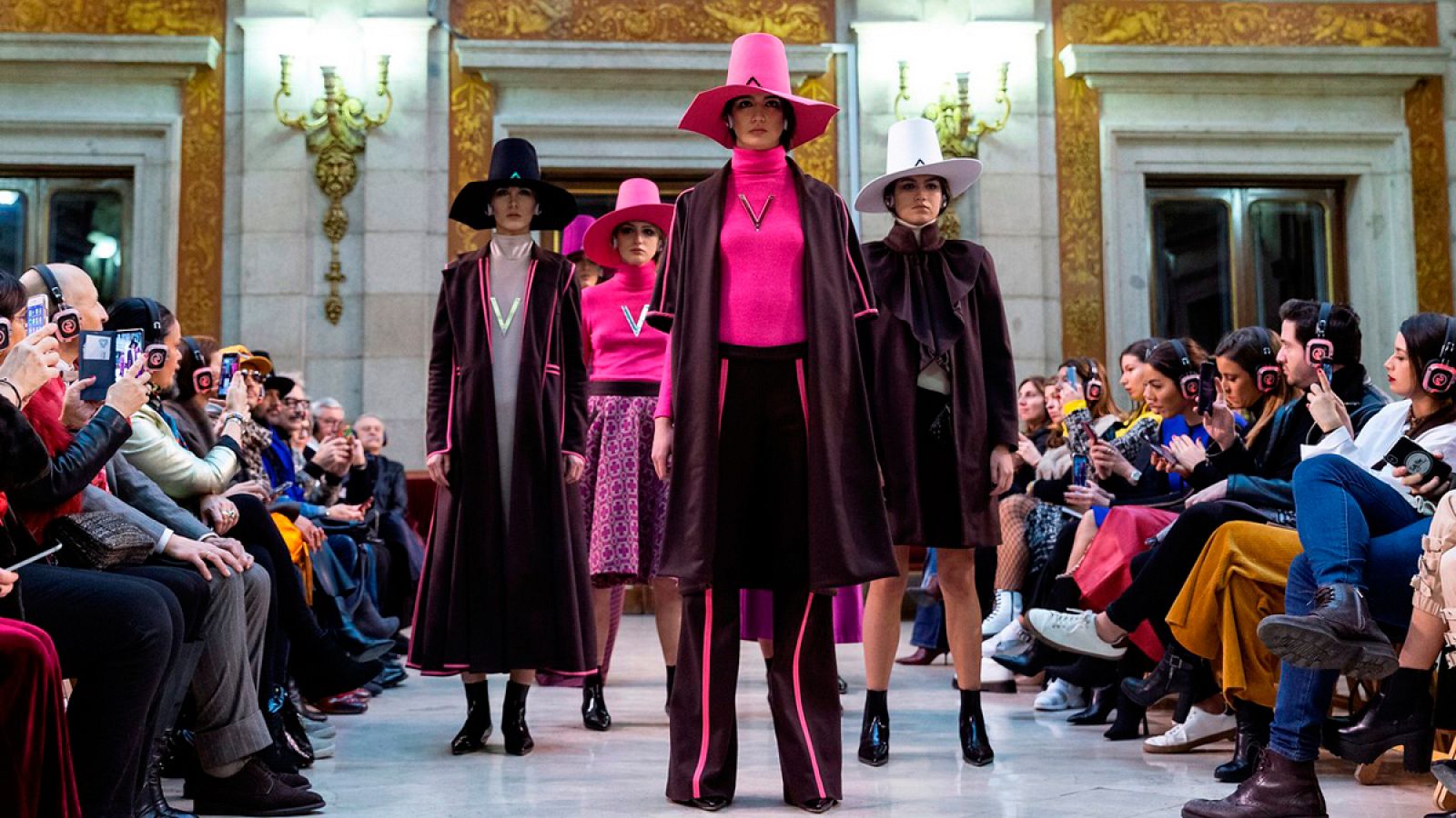 Desfile en el Patio de Cristales de la Casa de la Villa.