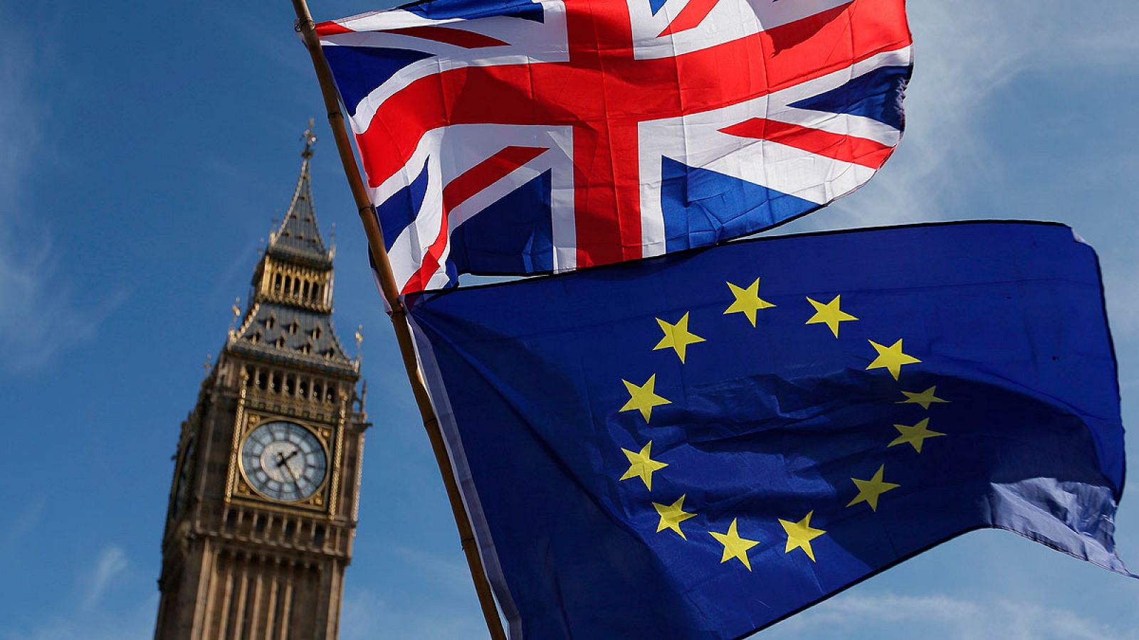 Las banderas de Reino Unido y al UE ondean frente al Parlamento británico