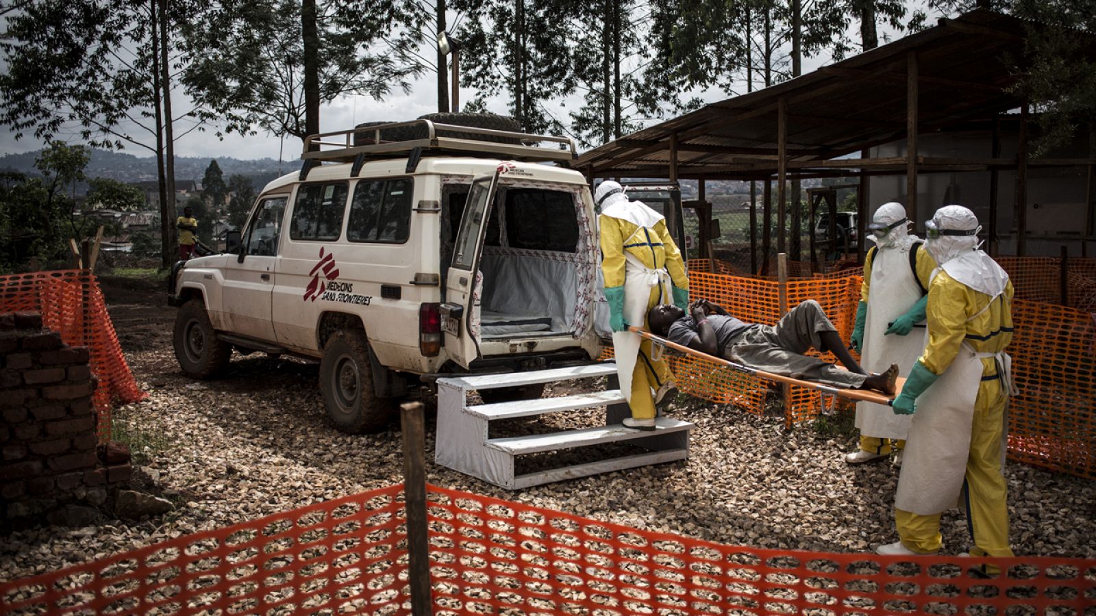 Traslado de un enfermo de ébola curado al centro de MSF en Butembo