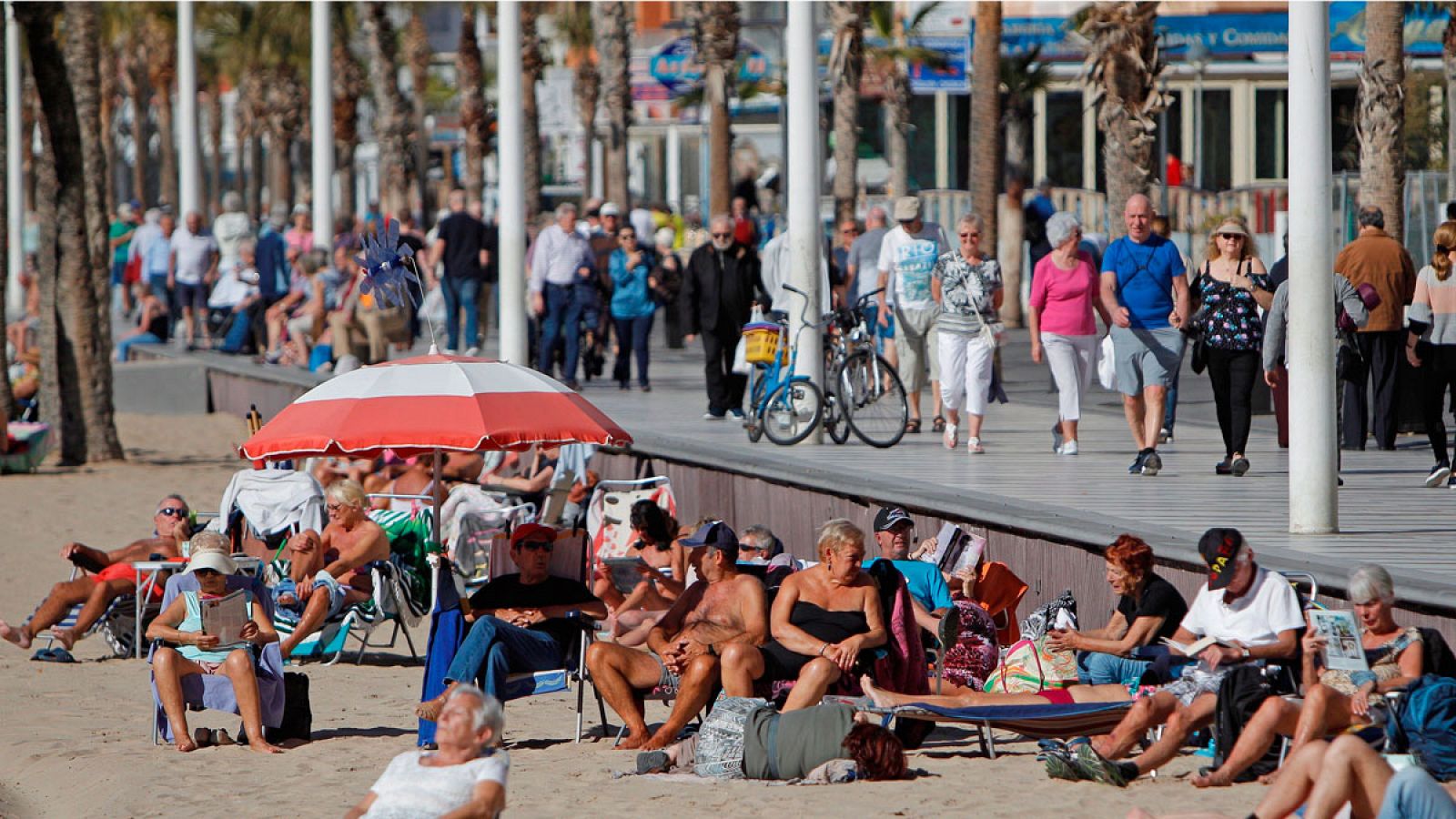 Turistas disfrutando del sol y de la playa de Benidorm