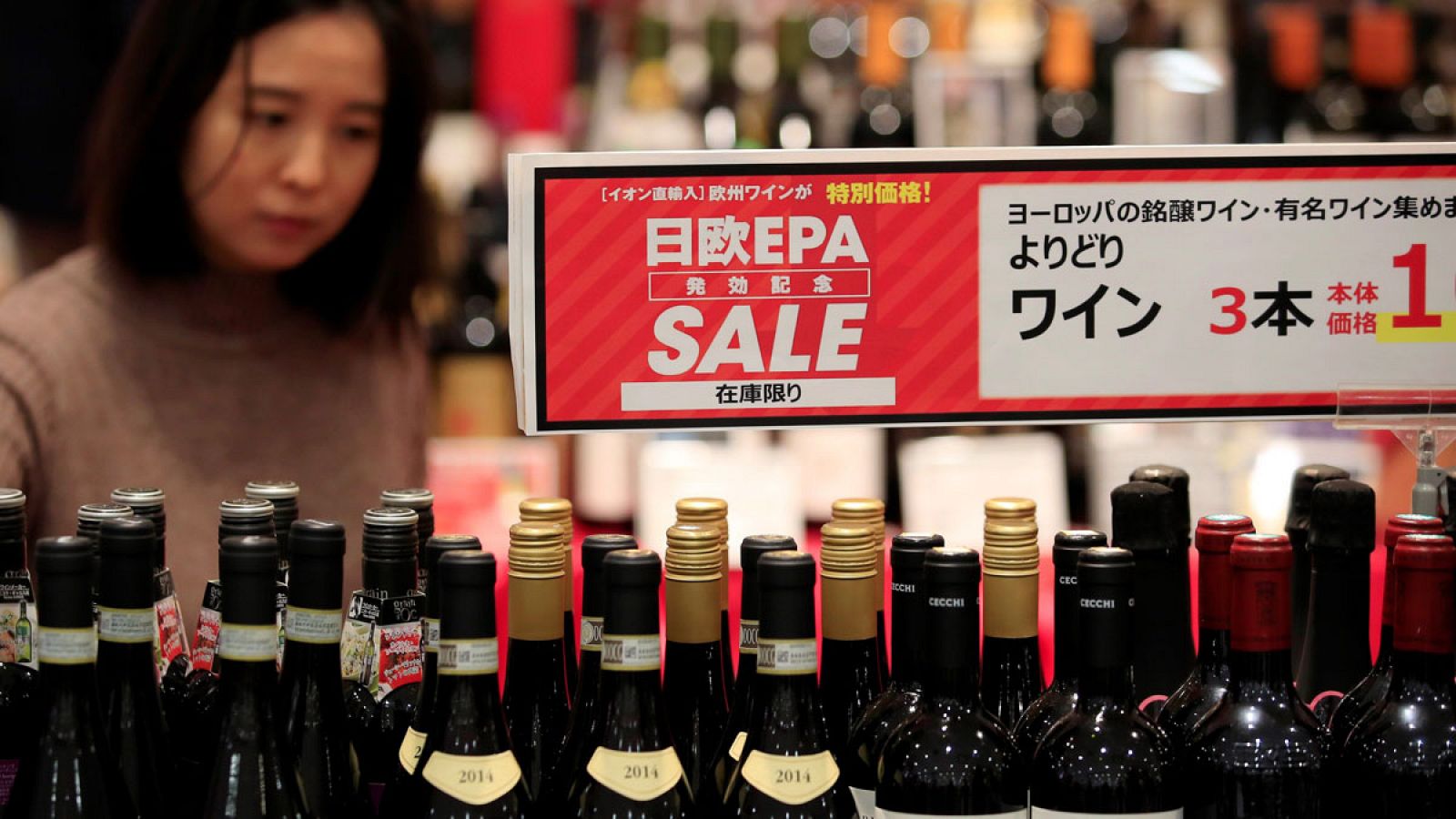 Un cartel anuncia este viernes precios más bajos en vinos importados en un gran supermercado en Chiba, cerca de Tokio (Japón).