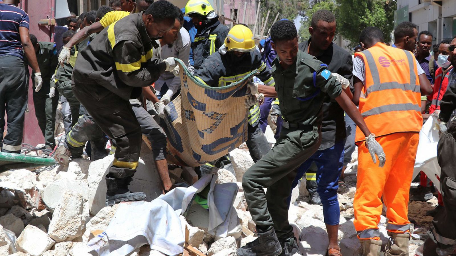 Trabajadores de emergencias rescatan a víctimas del atentado en Mogadiscio, Somalia. ABDIRAZAK HUSSEIN FARAH / AFP