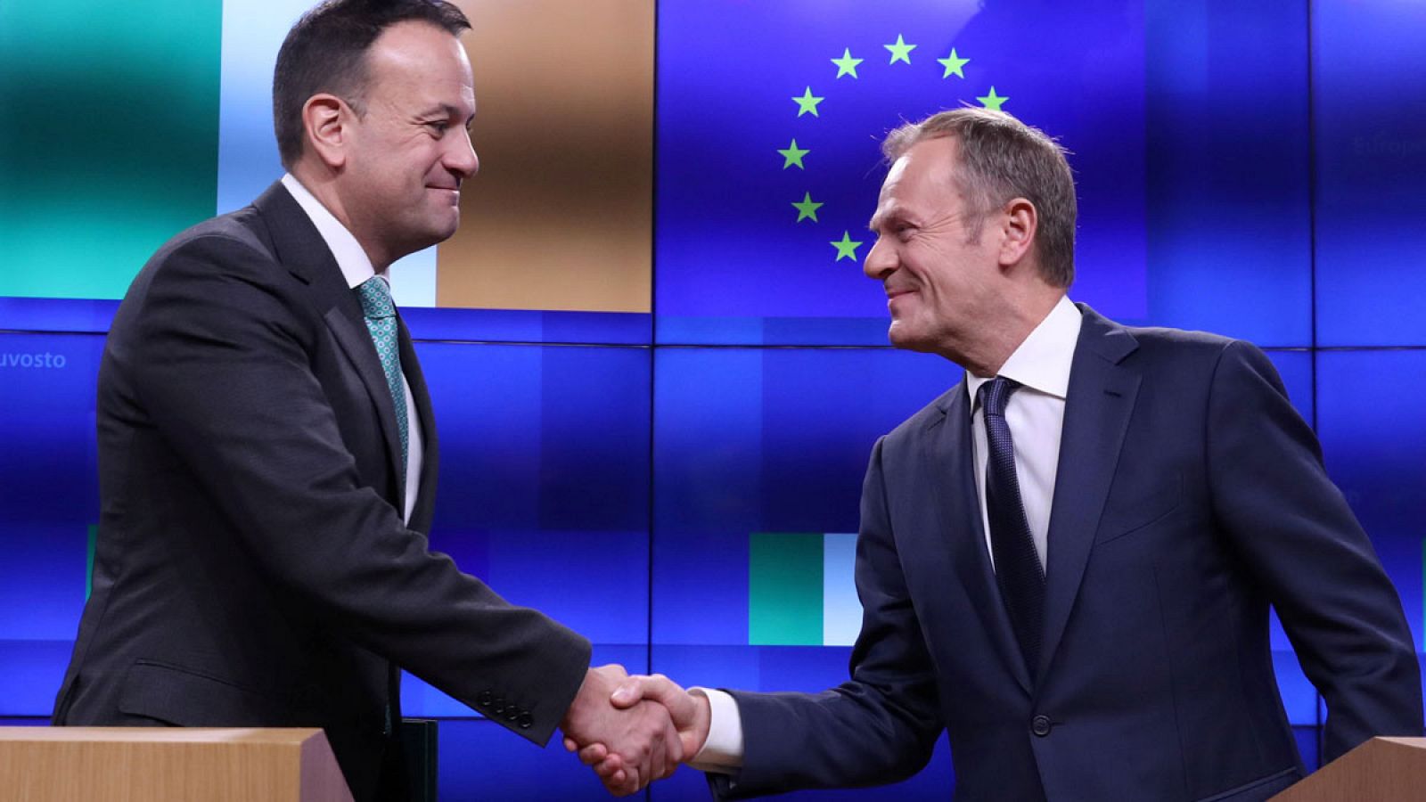 El presidente del Consejo de la UE, Donald Tusk, y el primer ministro irlandés, Leo Varadkar, se dan la mano en la sede del Consejo Europeo, en Bruselas, Bélgica.