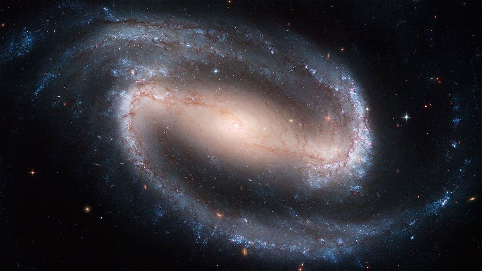 La Vía Láctea es una galaxia espiral donde se encuentra el Sistema Solar y a su vez se encuentra la Tierra.