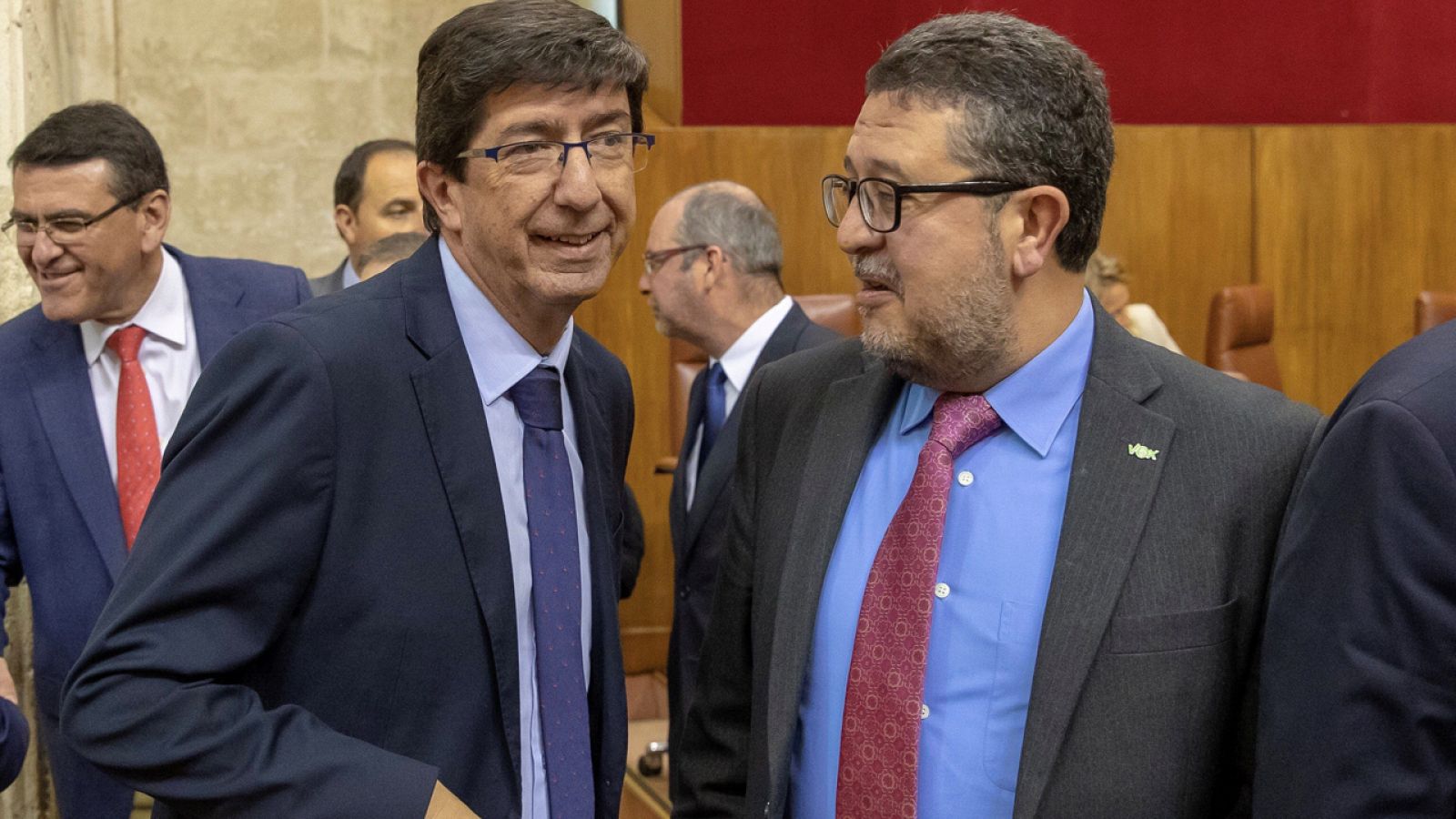 El vicepresidente del gobierno andaluz, Juan Marín, conversa con el portavoz de VOX, Francisco Serrano, en un pleno del Parlamento de Andalucía.