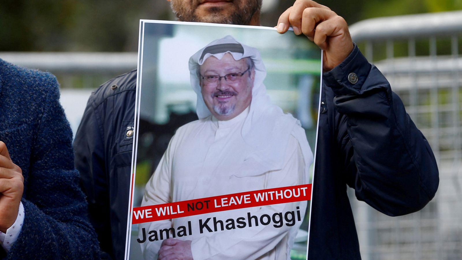 Un manifestante pide justicia para Khashoggi en el consulado saudí en Estambul