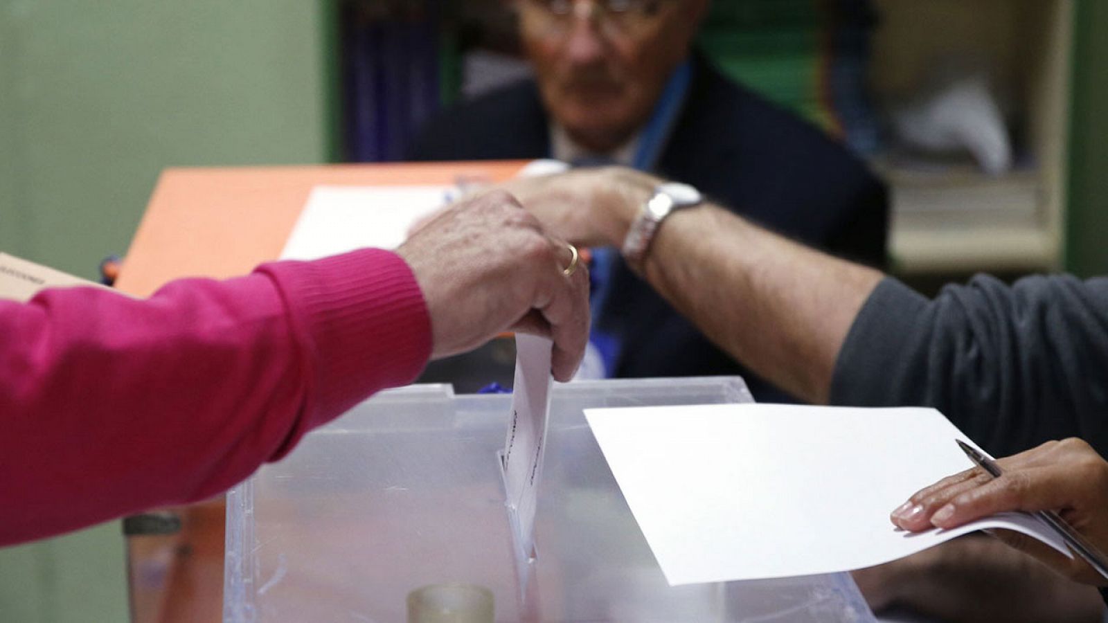 Votantes durante unas elecciones en una imagen de archivo.