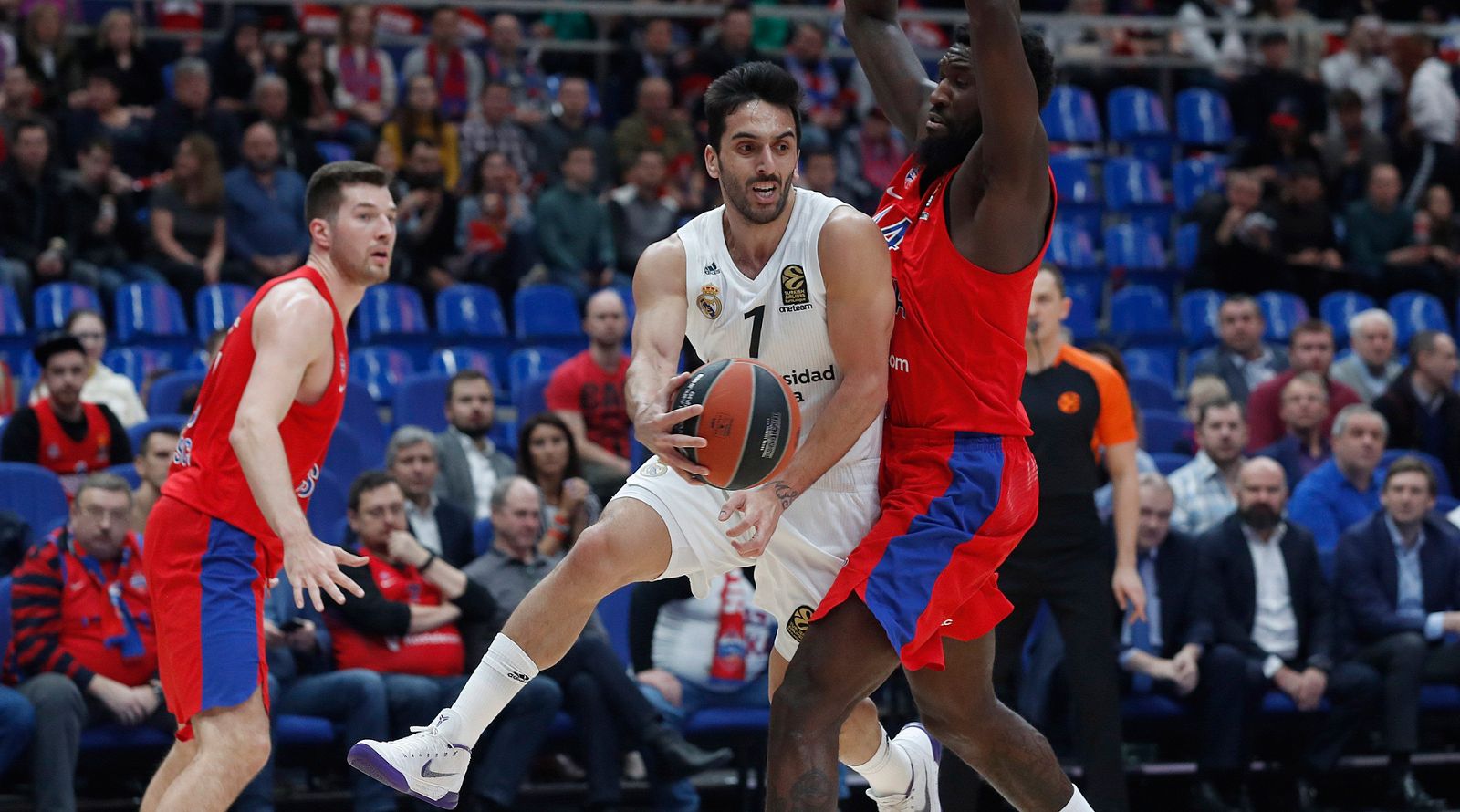 Campazzo entra a canasta ante la defensa de Hunter.