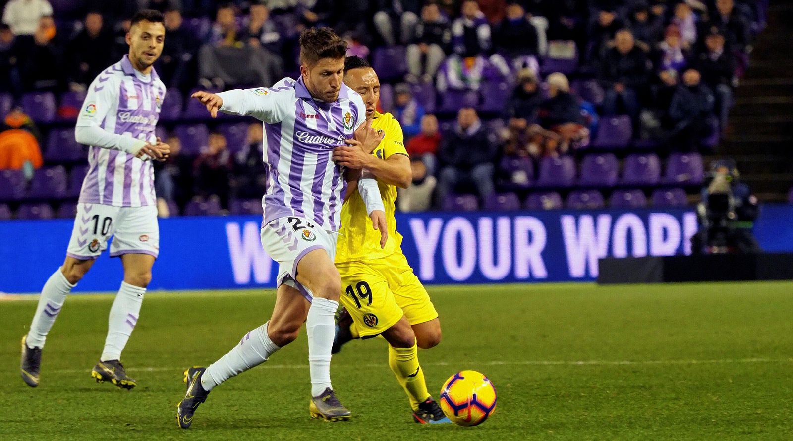 Keko disputa un balón ante la presión de Cazorla.