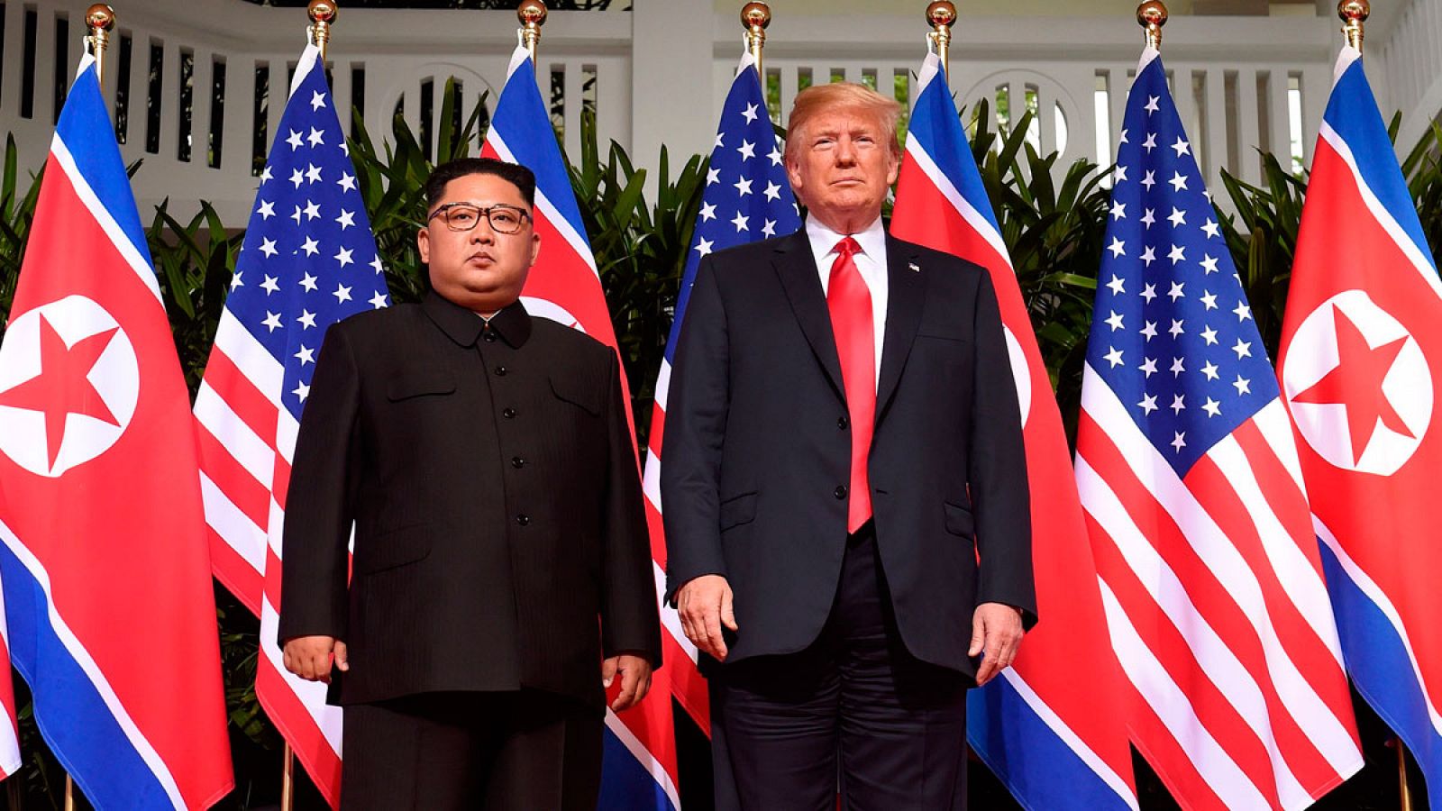 Imagen de Donald Trump (d) y Kim Jong-un durante la cumbre en Singapur el 12 de junio de 2018.