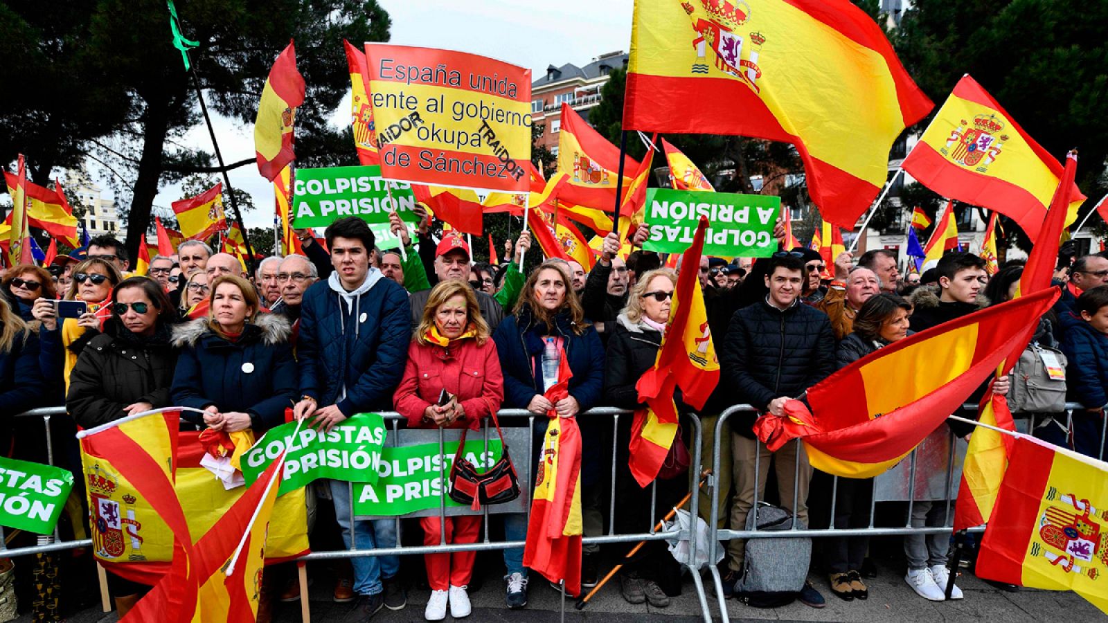Un grupo de manifestantes en la plaza de Colón en Madrid