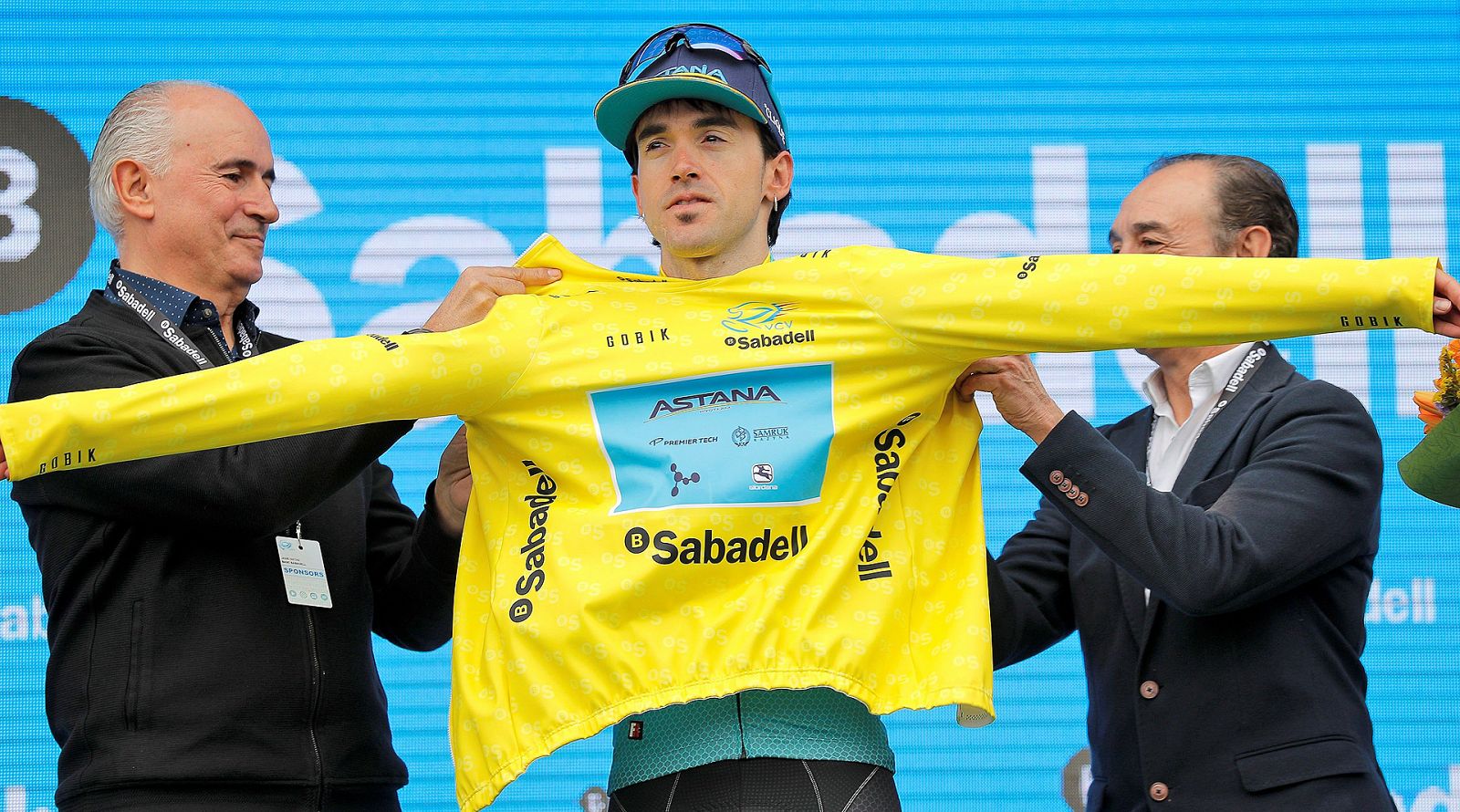Ion Izaguirre recibe el maillot de líder de la Volta a la Comunitat Valenciana.