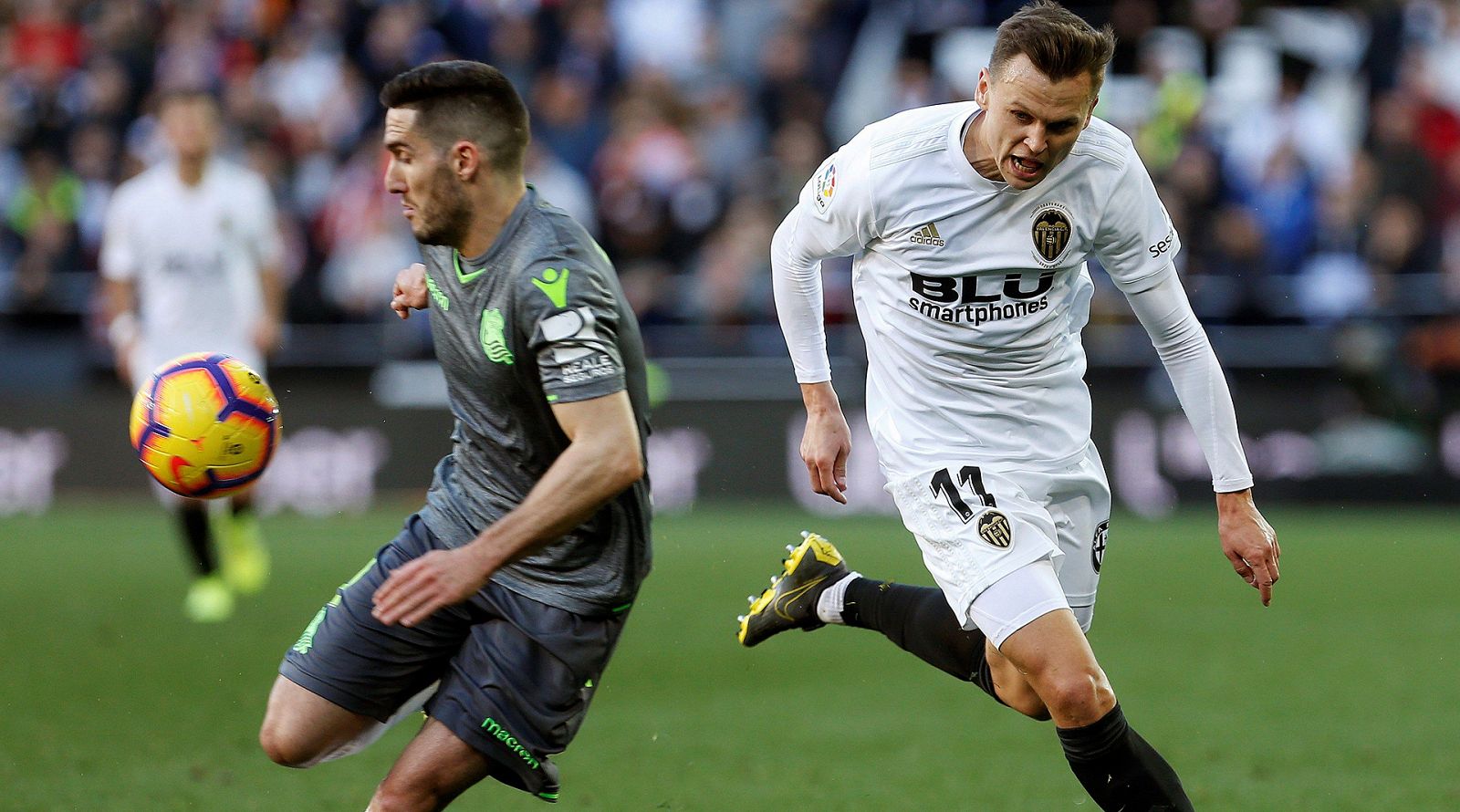 El defensa de la Real Sociedad Joseba Zaldua pelea un balón con el centrocampista ruso del Valencia Denis Cheryshev.