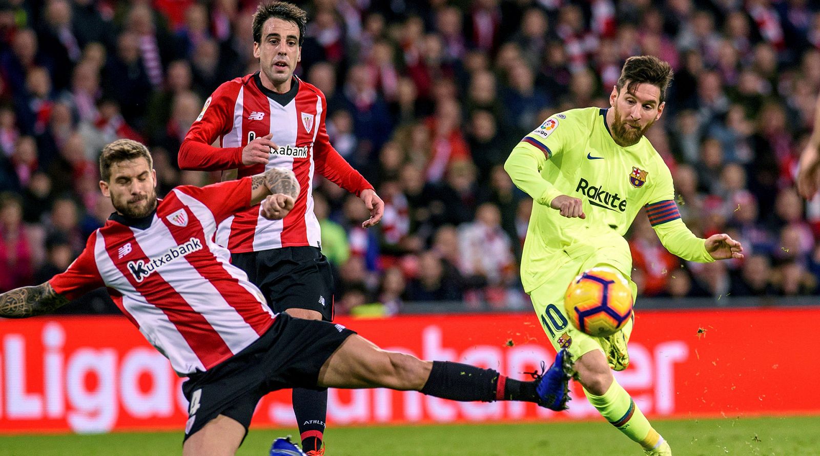 Messi dispara a puerta ante la defensa de Íñigo Martínez.