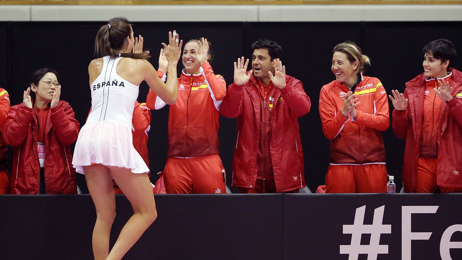 Georgina García celebra con el banquillo español el triunfo ante Japón en la pasada eliminatoria.
