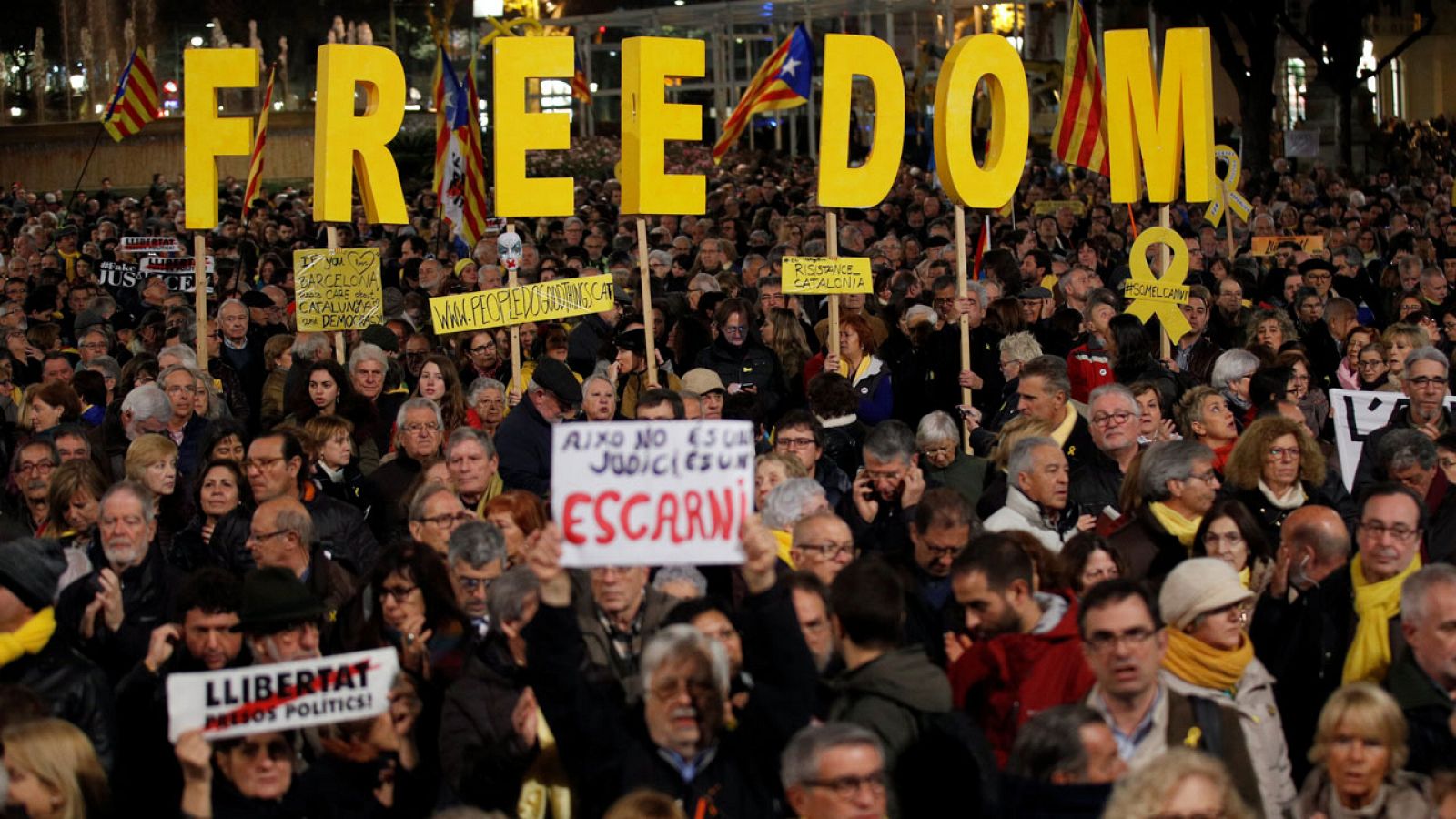 Manifestantes forma con letras amarillas la palabra 'Freedom' (libertad en inglés) en la protesta contra el juicio del 'procés' en Barcelona.