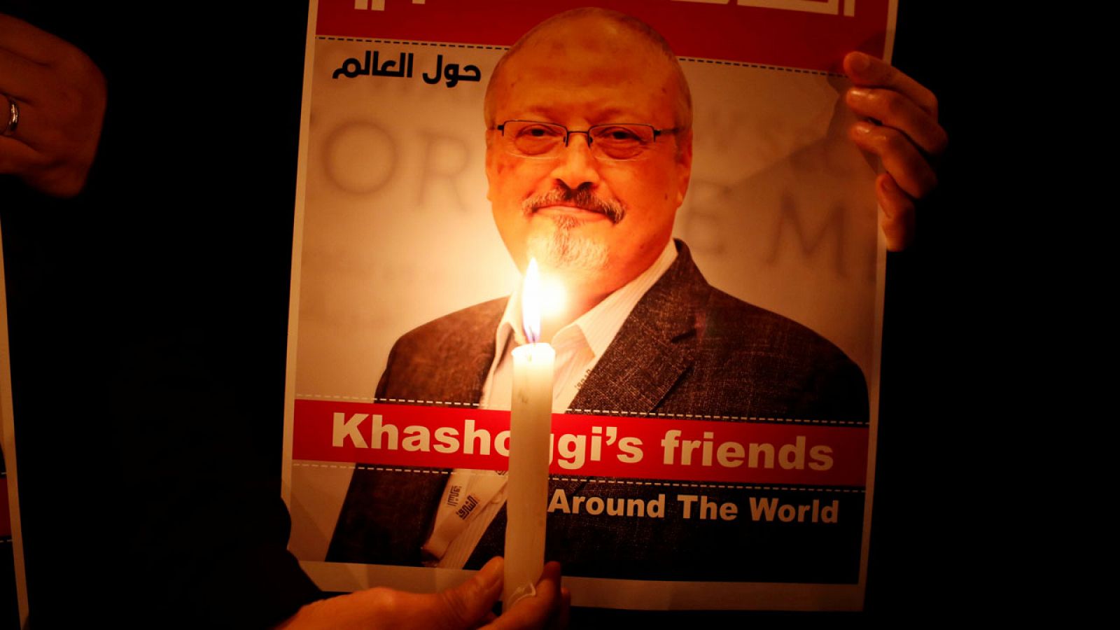 Un manifestante homenajea a Jamal Khashoggi en Estambul