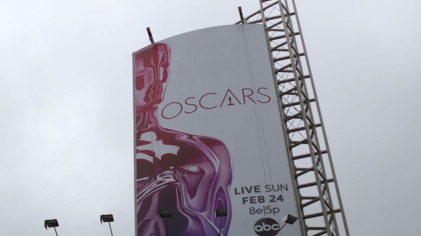 Un cartel anunciando la ceremonia de los Oscar en el exterior del Dolby Theater de Los Ángeles.