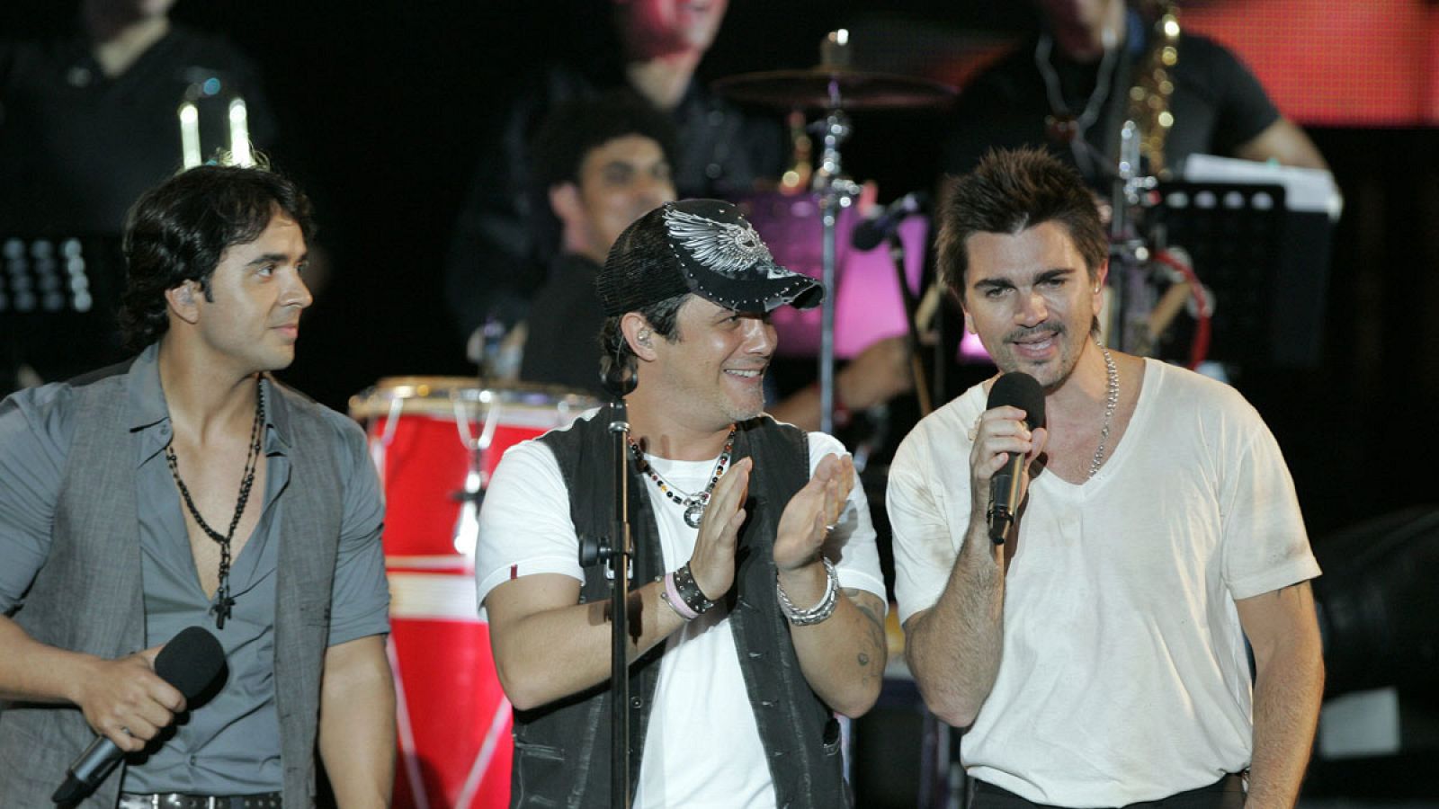 Imagen de archivo. De izquierda a derecha, los cantantes Luis Fonsi, Alejandro Sanz y Juanes participando en abril de 2010 en el concierto "Un canto de esperanza por Haití" en Santo Domingo (R. Dominicana).