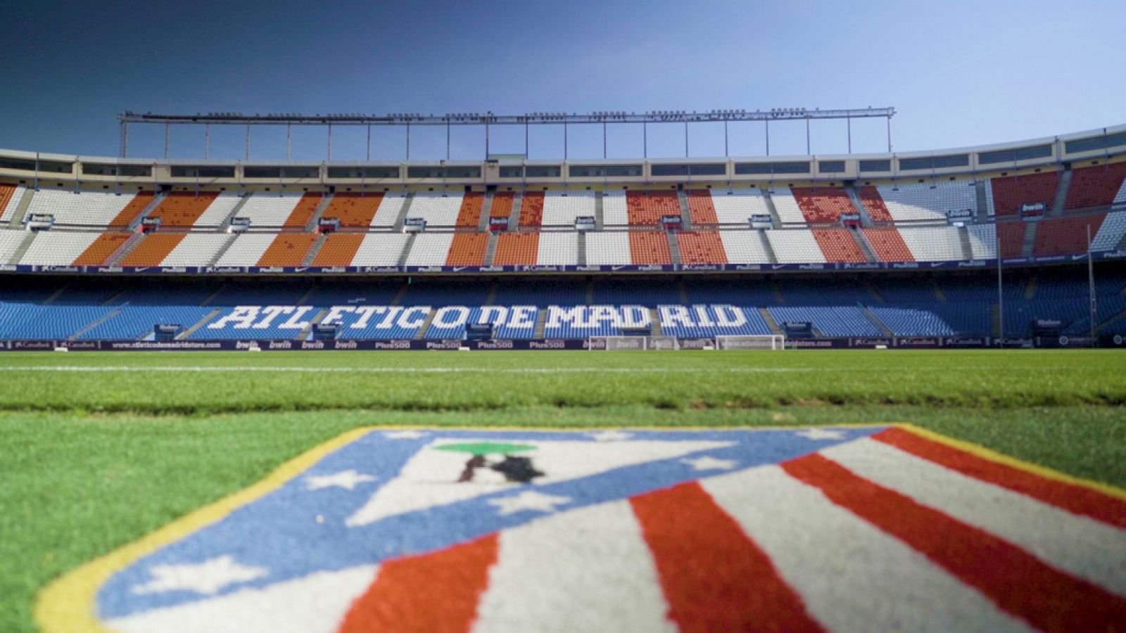 El documental realiza un recorrido histórico y emocional desde el propio césped del Calderón