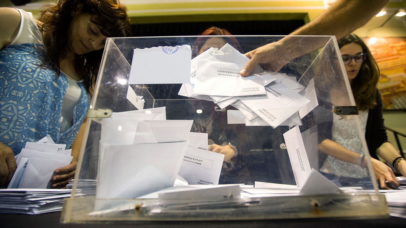 Miembros de una mesa electoral durante el recuento de votos en las elecciones de 2016