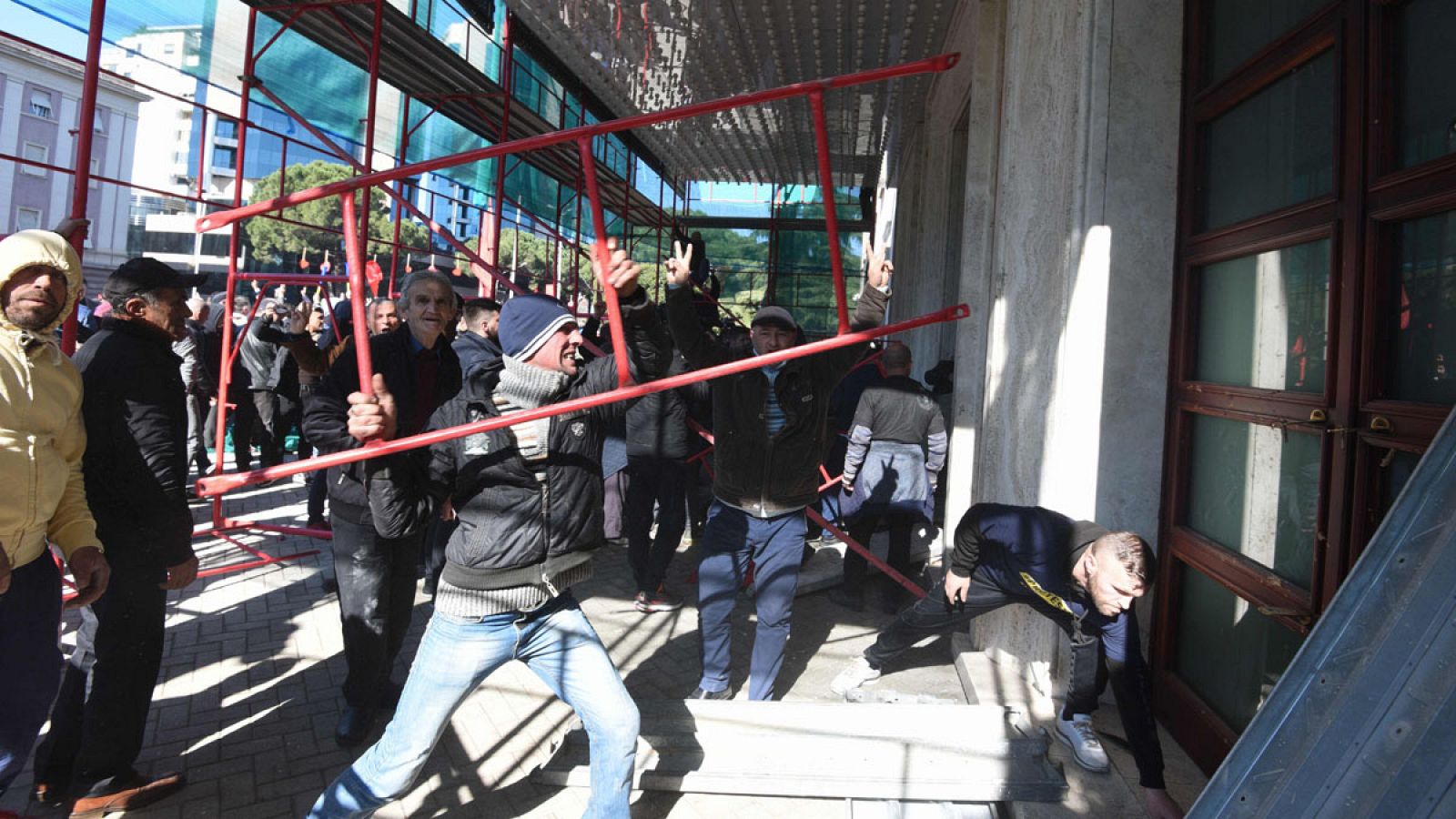 La oposición albanesa protesta con violencia contra el presidente