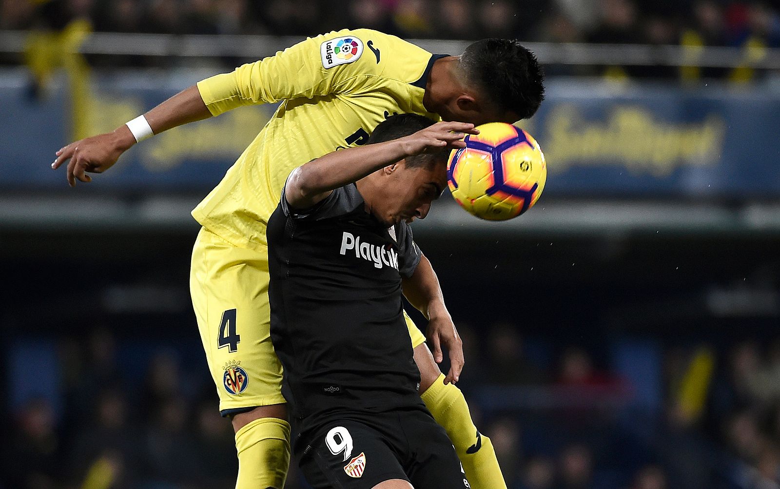 El defensa del Villarreal Funes Mori salta por encima del sevillista Ben Yedder