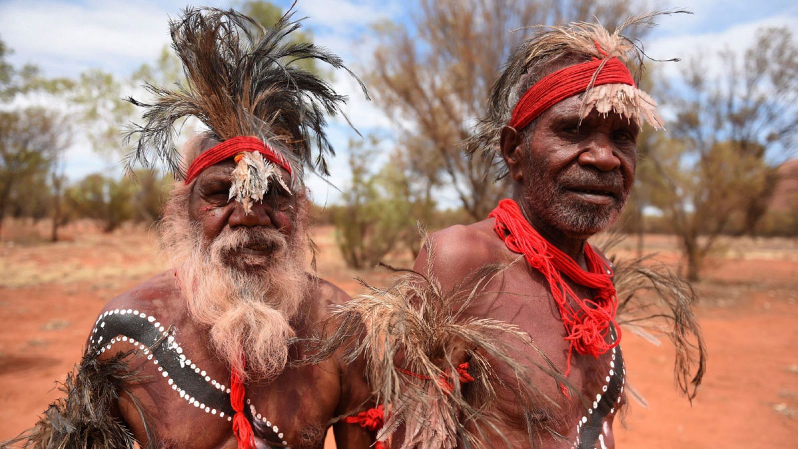 Imagen de archivo de dos aborígenes australianos.