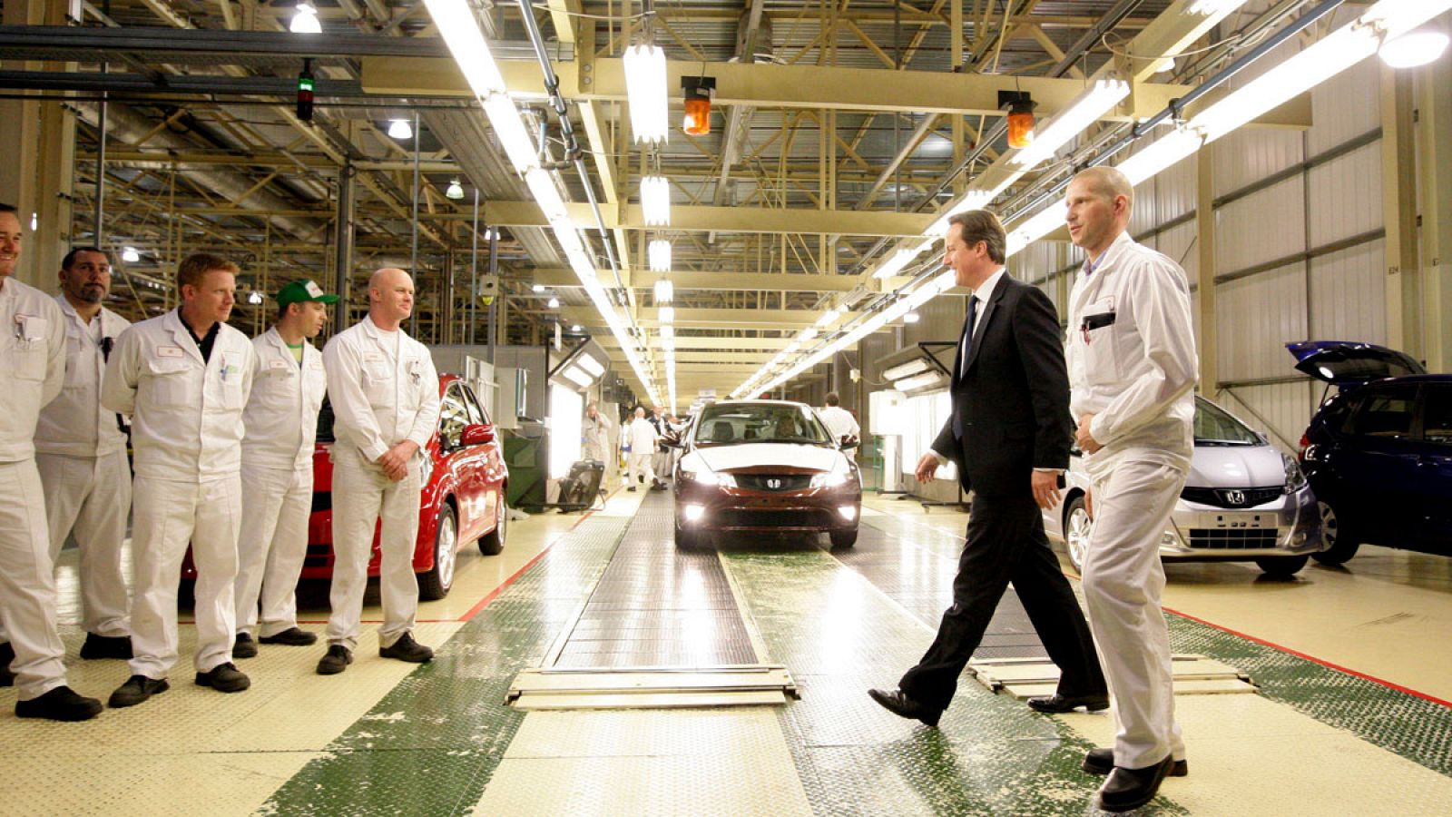 El primer ministro británico David Cameron (2-D) visita la planta de Honda en Swindon, Inglaterra, en 2011