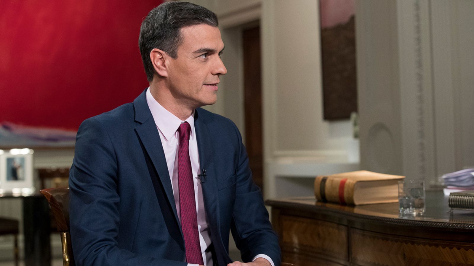 El presidente del Gobierno, Pedro Sánchez, entrevistado en Moncloa en el Telediario de TVE
