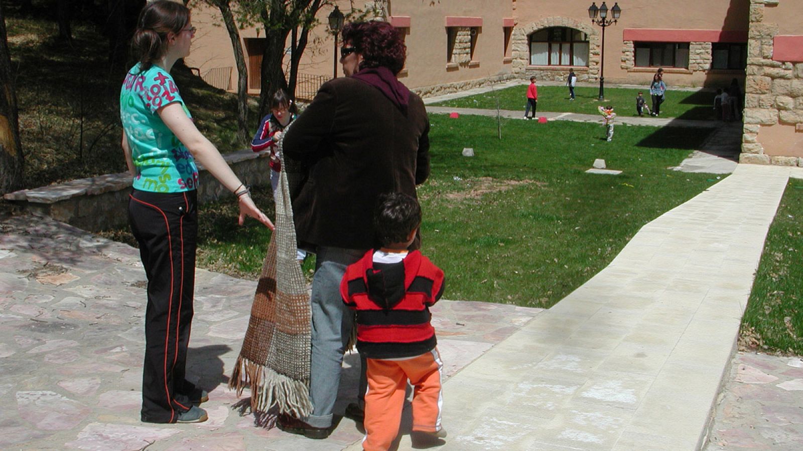 Imagen de archivo de las familias de acogida de menores en la Residencia de Tiempo Libre de Orihuela del Tremedal (Teruel)