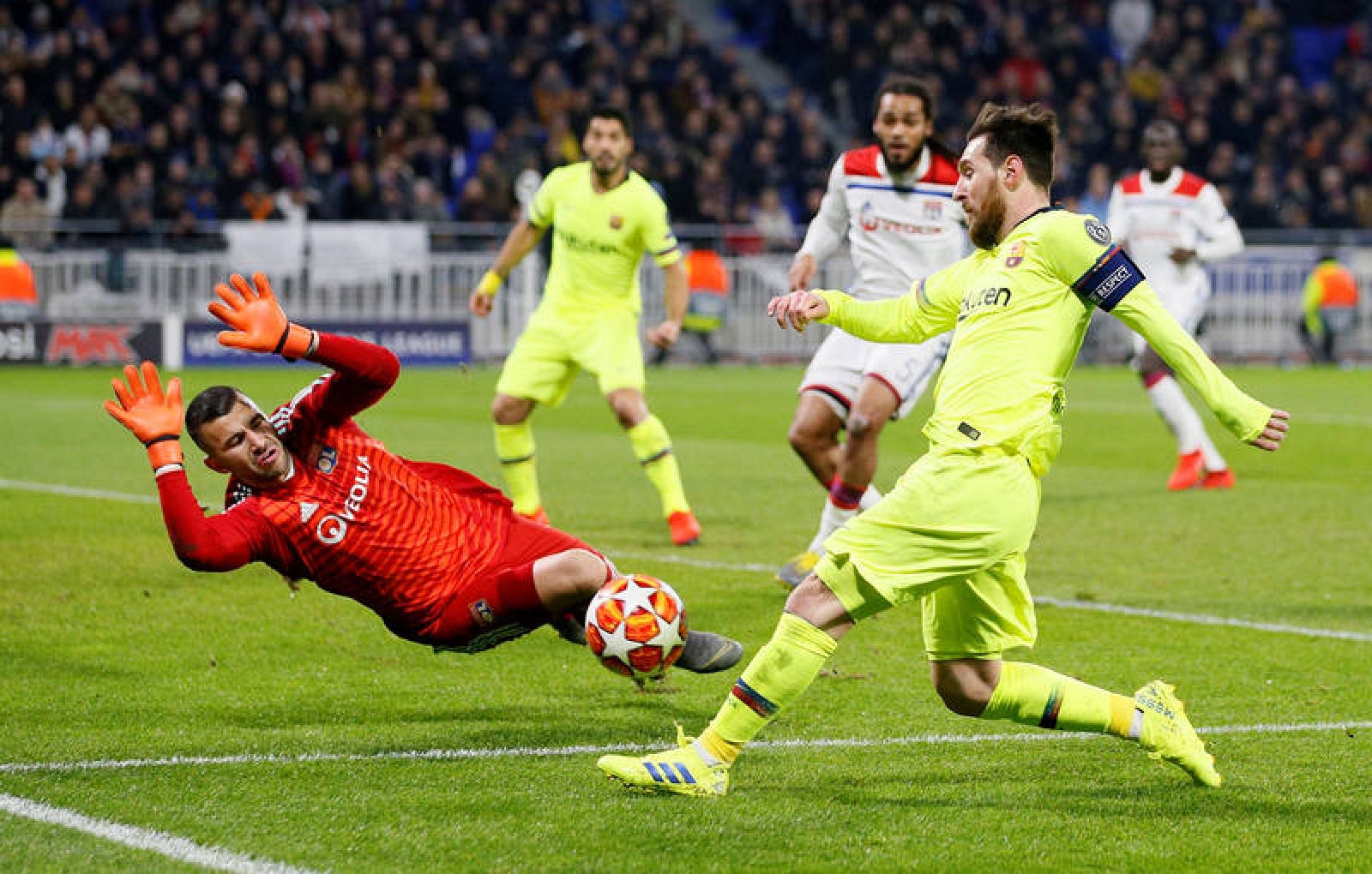 Lionel Messi trata de superar al portero Lopes durante el partido.