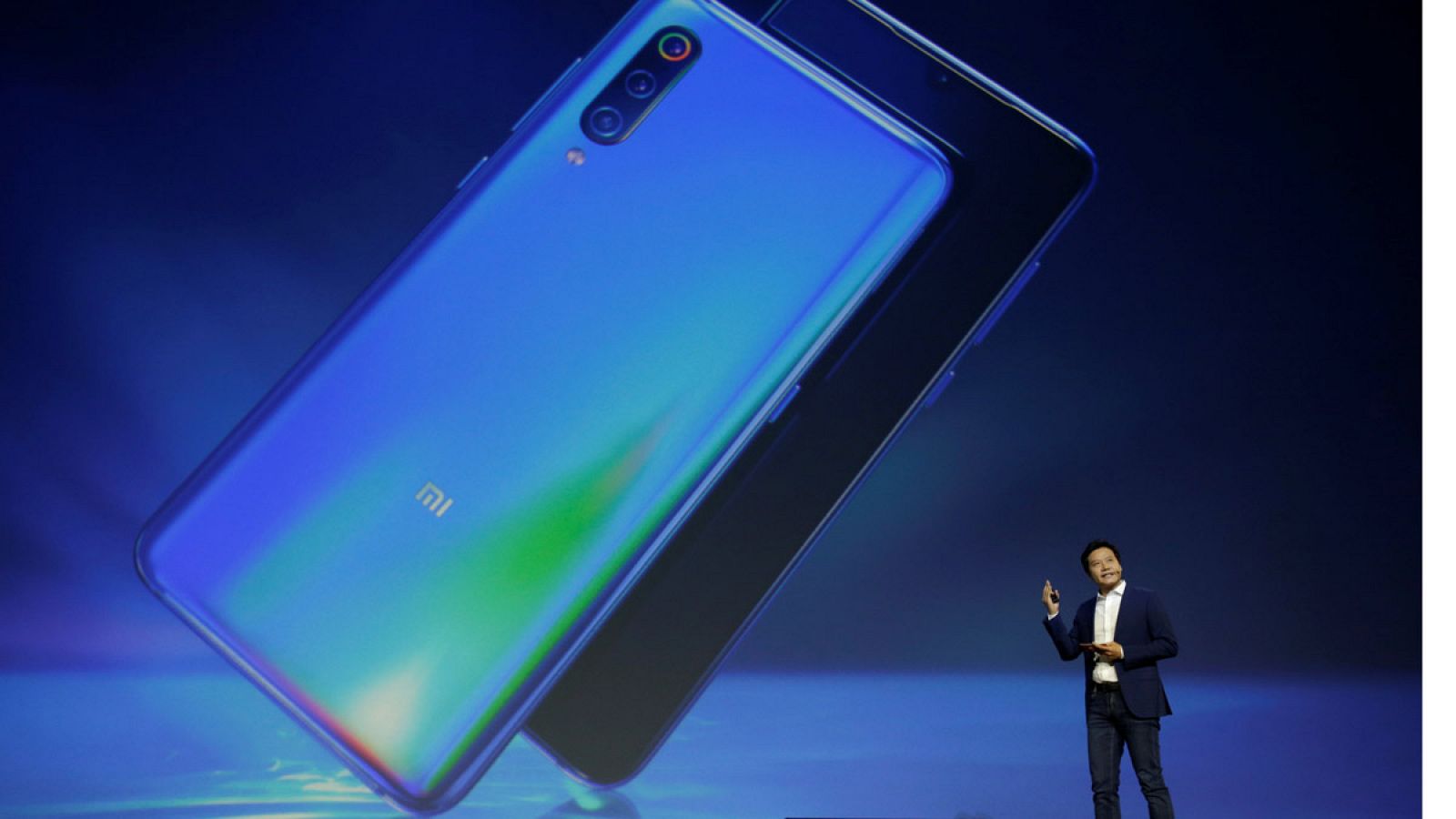 El fundador y CEO de la empresa tecnológica Xiaomi, Lei Jun, presentando el nuevo teléfono inteligente Xiaomi Mi 9 en Pekín