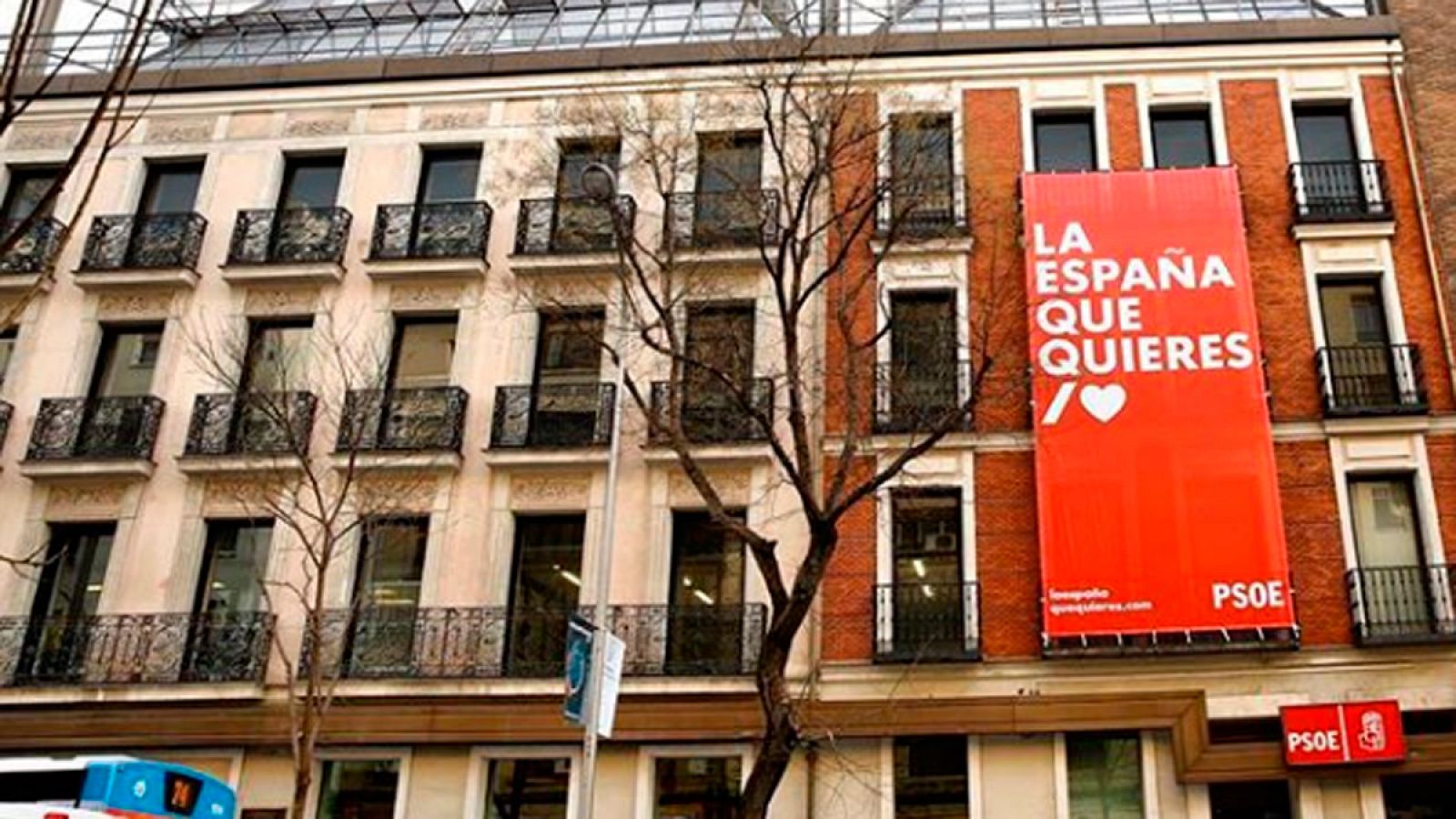Sede del PSOE en Madrid con el lema de la precampaña, "La España que quieres"