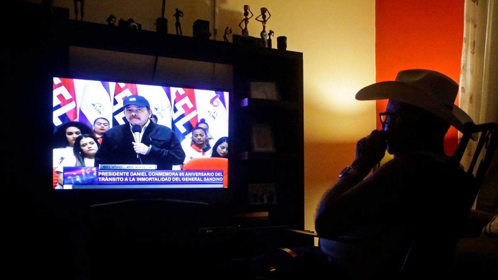 Un hombre viendo en la televisión el anuncio del presidente de Nicaragua, Daniel Ortega.