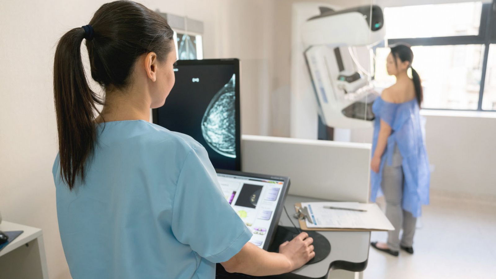 Una enfermera realiza una mamografía