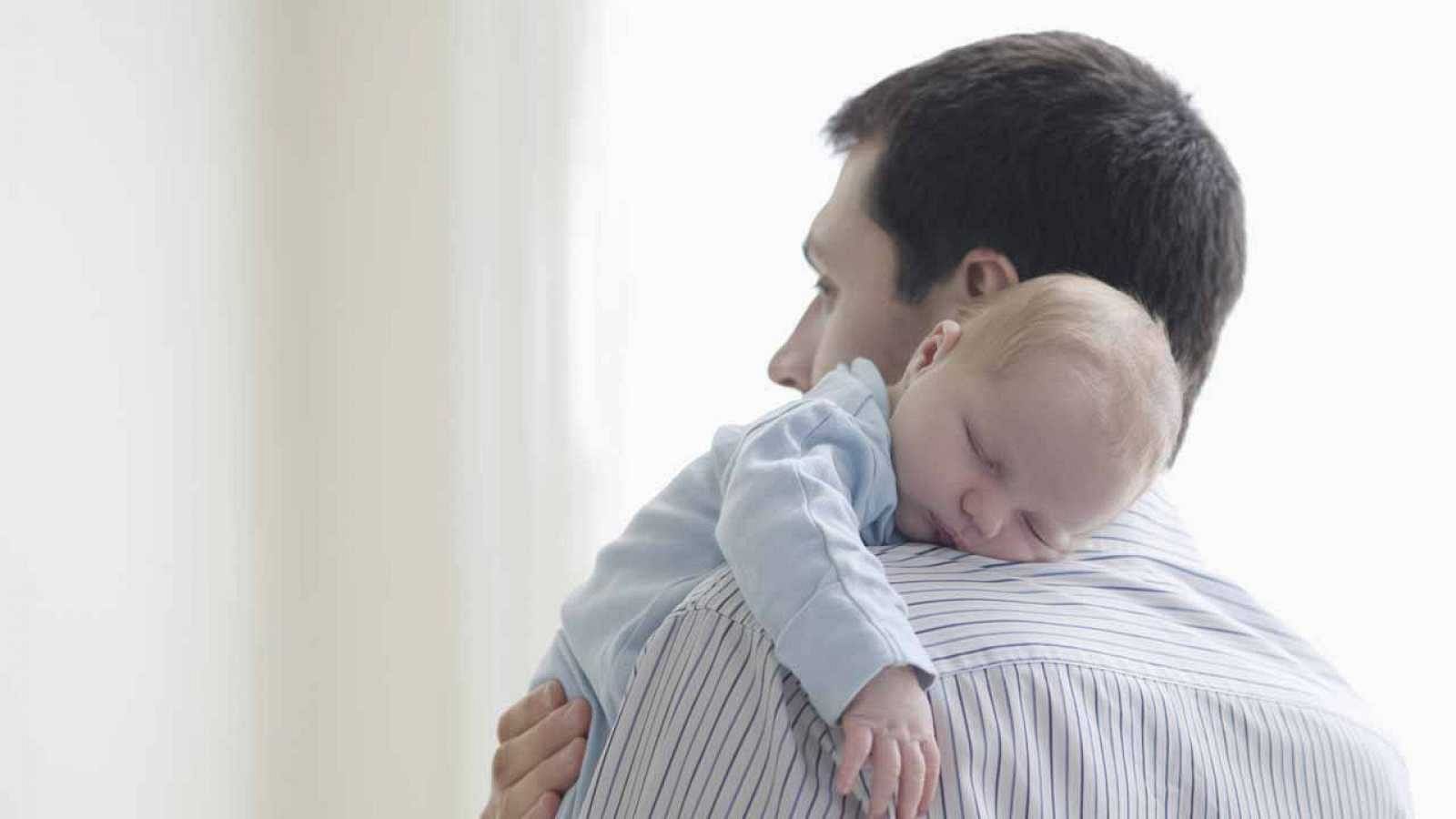 El Gobierno elevará el permiso de paternidad a 16 semanas por decreto ley.