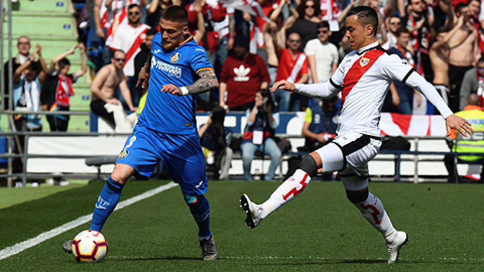 El delantero del Rayo Raúl de Tomás y el defensa portugués del Getafe Vitorino Antunes.