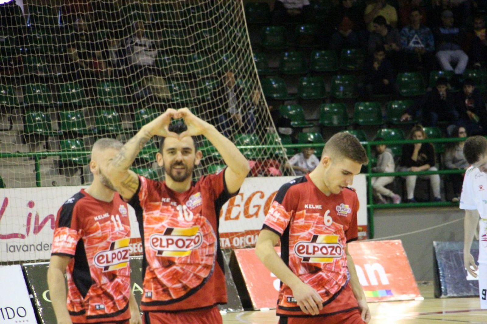 Álex Yepes celebra uno de los goles del equipo charcutero en Segovia.