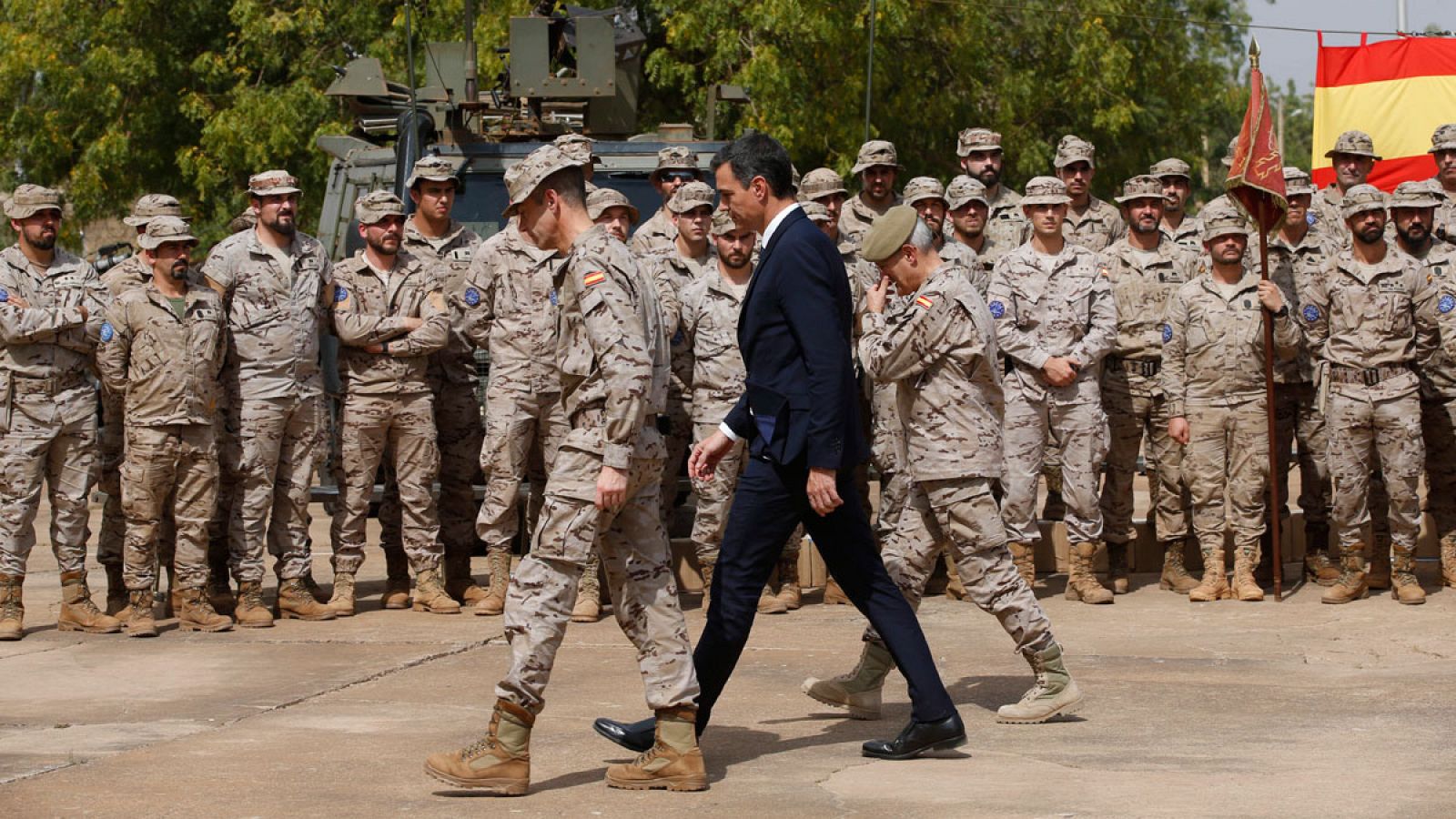 Pedro Sánchez, con las tropas destacadas en la base de Koulikoro durante una visita a Mali en diciembre de 2018