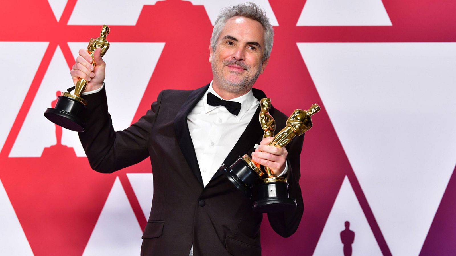 Alfonso Cuaron con los tres Oscar que se ha llevado por Roma