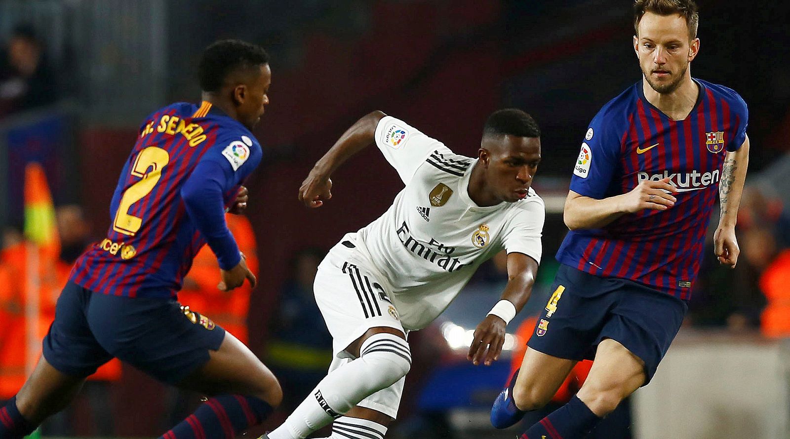 Vinicius, entre Semedo y Rakitic, en el partido de ida de semifinales de Copa.