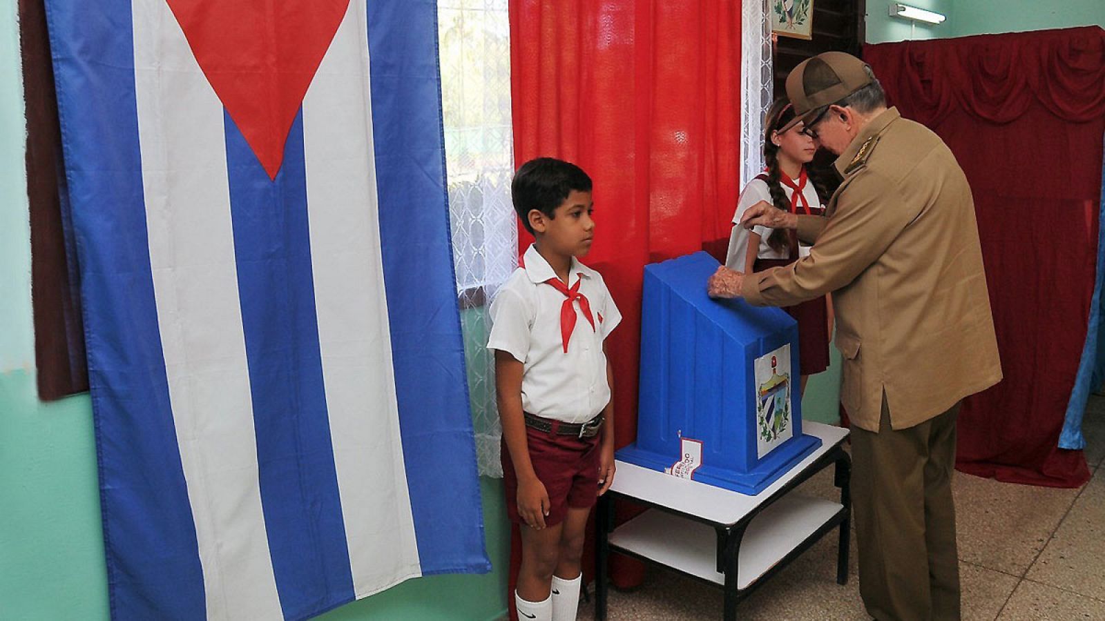 El expresidente cubano, Raúl Castro, vota en el referendo sobre la nueva Constitución el pasado domingo