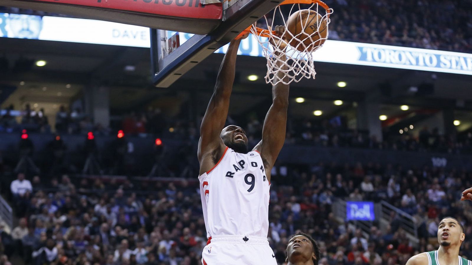 Ibaka hace un mate ante los Celtics