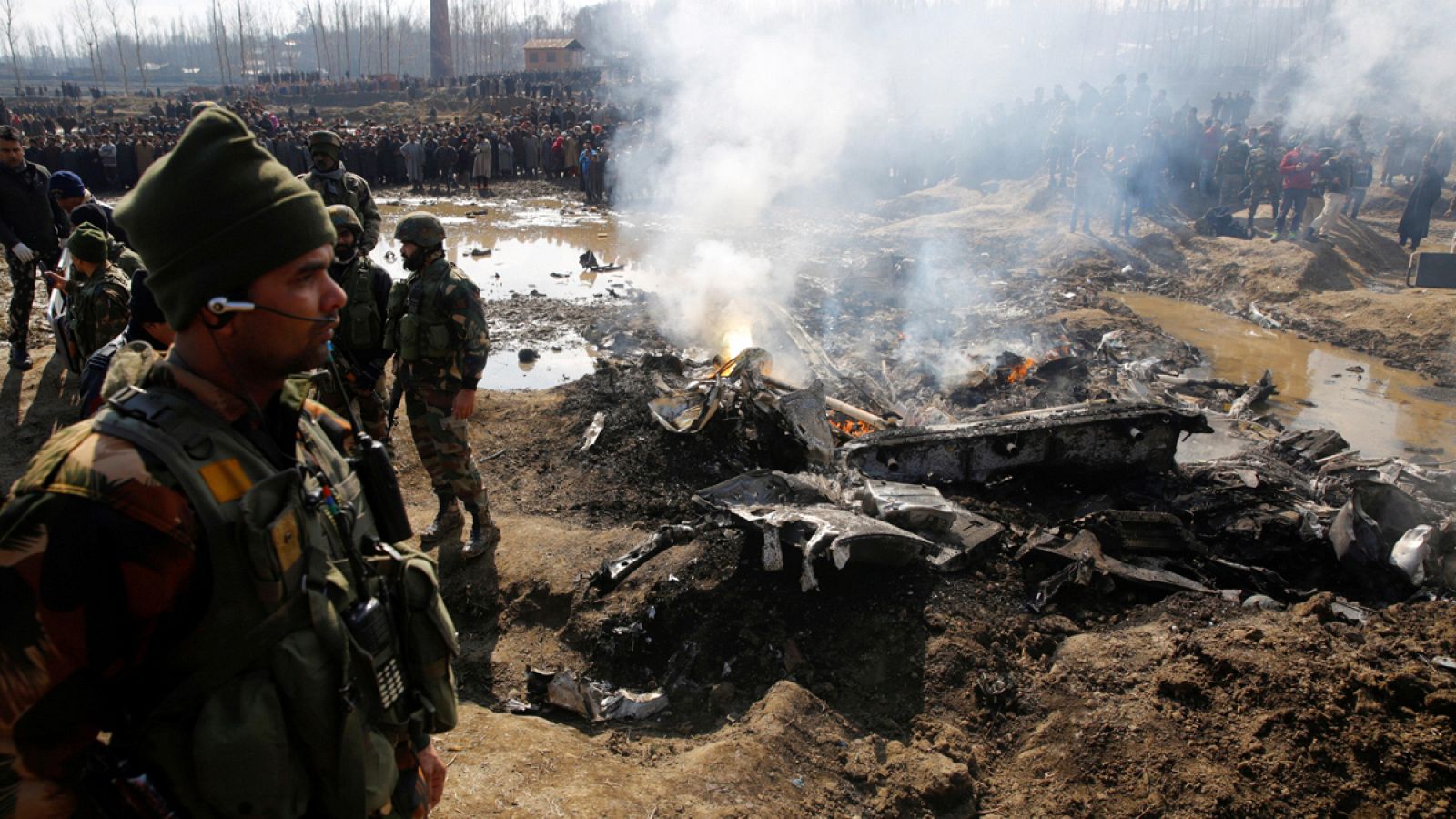 Restos de una aeronave de combate en la Cachemira india