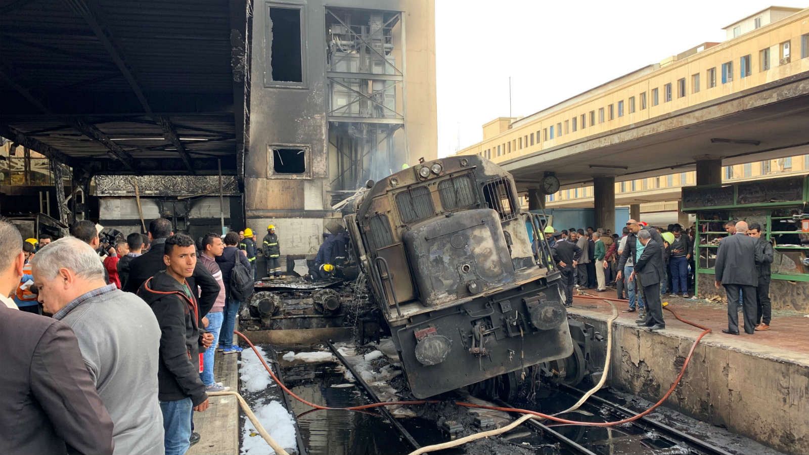 Vista de los daños tras el choque y la explosión de un tren en uno de los andenes de la estación de tren central en El Cairo (Egipto).