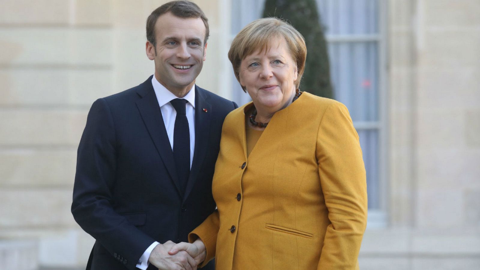 Emmanuel Macron y Angela Merkel posan durante su reunión en París este miércoles.
