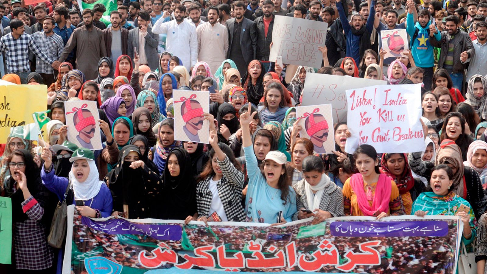 Manifestantes sostienen pancartas con caricaturas del piloto indio capturado por Pakistán durante una protesta, este jueves, contra la India en Lahore (Pakistán).
