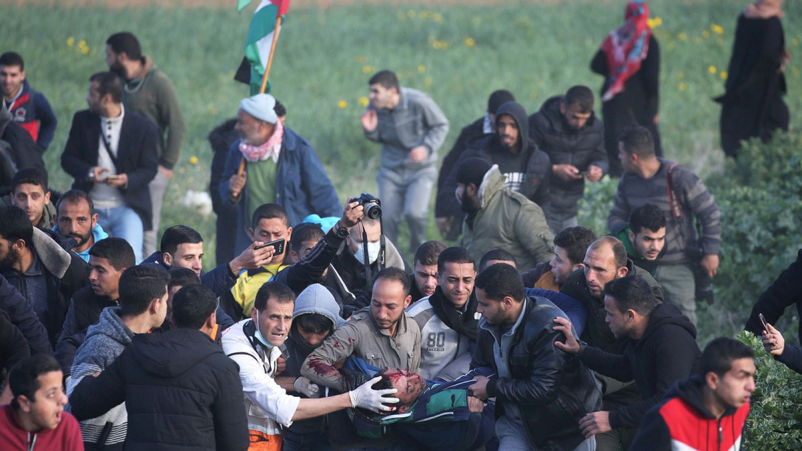Un palestino herido es evacuado durante una protesta en la frontera al sur de la Franja de Gaza, el viernes 22 de febrero.