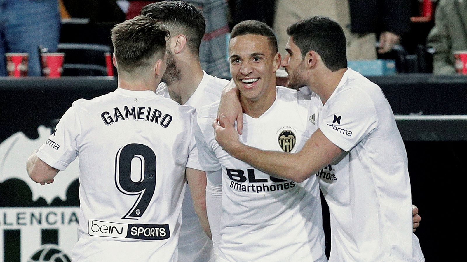 Los jugadores del Valencia celebran el gol de Rodrigo.